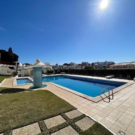 Relaxing 2 Bedroom House 5 Minutes Away From Vilamoura Marina Quarteira Exterior photo