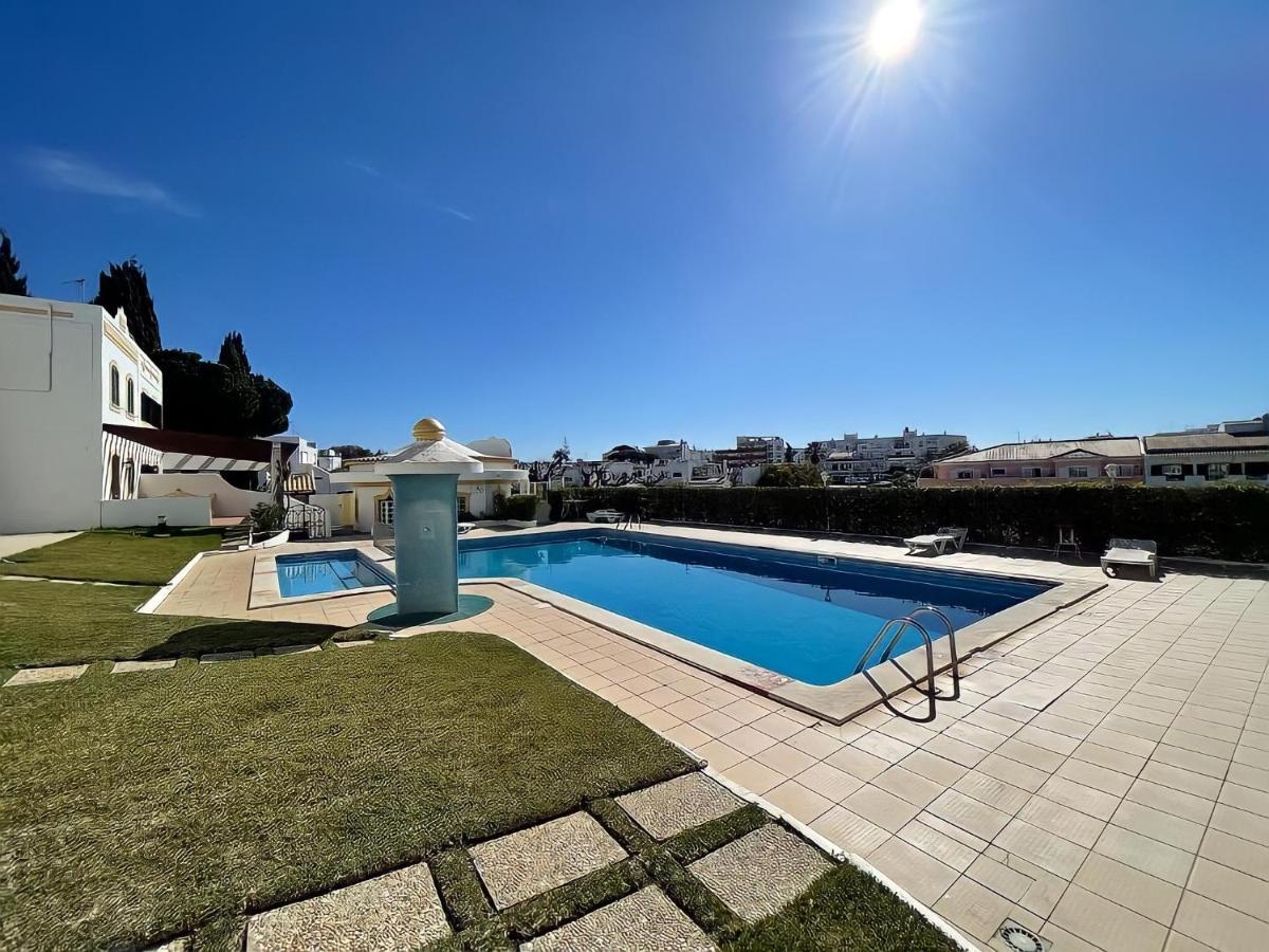 Relaxing 2 Bedroom House 5 Minutes Away From Vilamoura Marina Quarteira Exterior photo