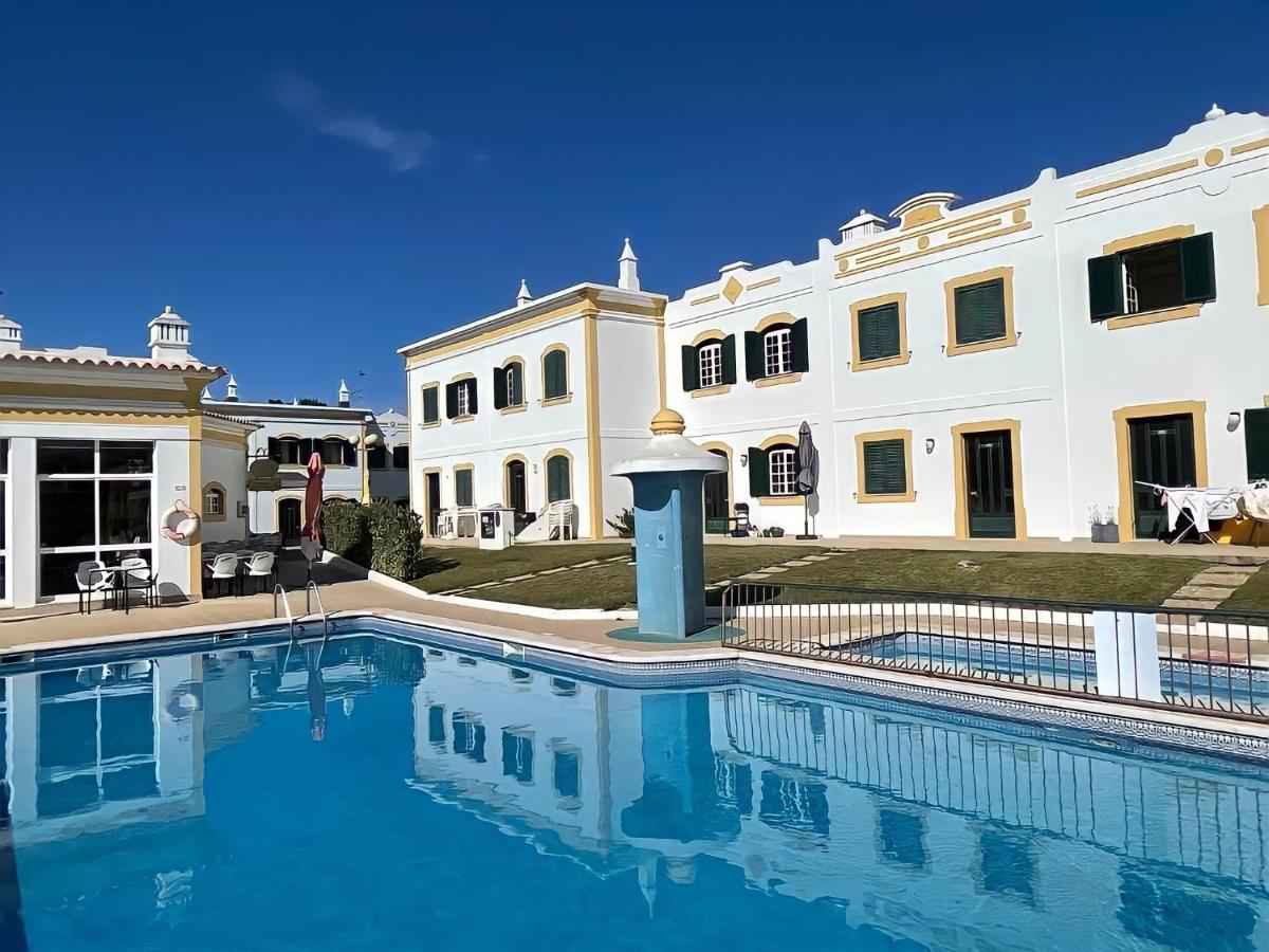Relaxing 2 Bedroom House 5 Minutes Away From Vilamoura Marina Quarteira Exterior photo